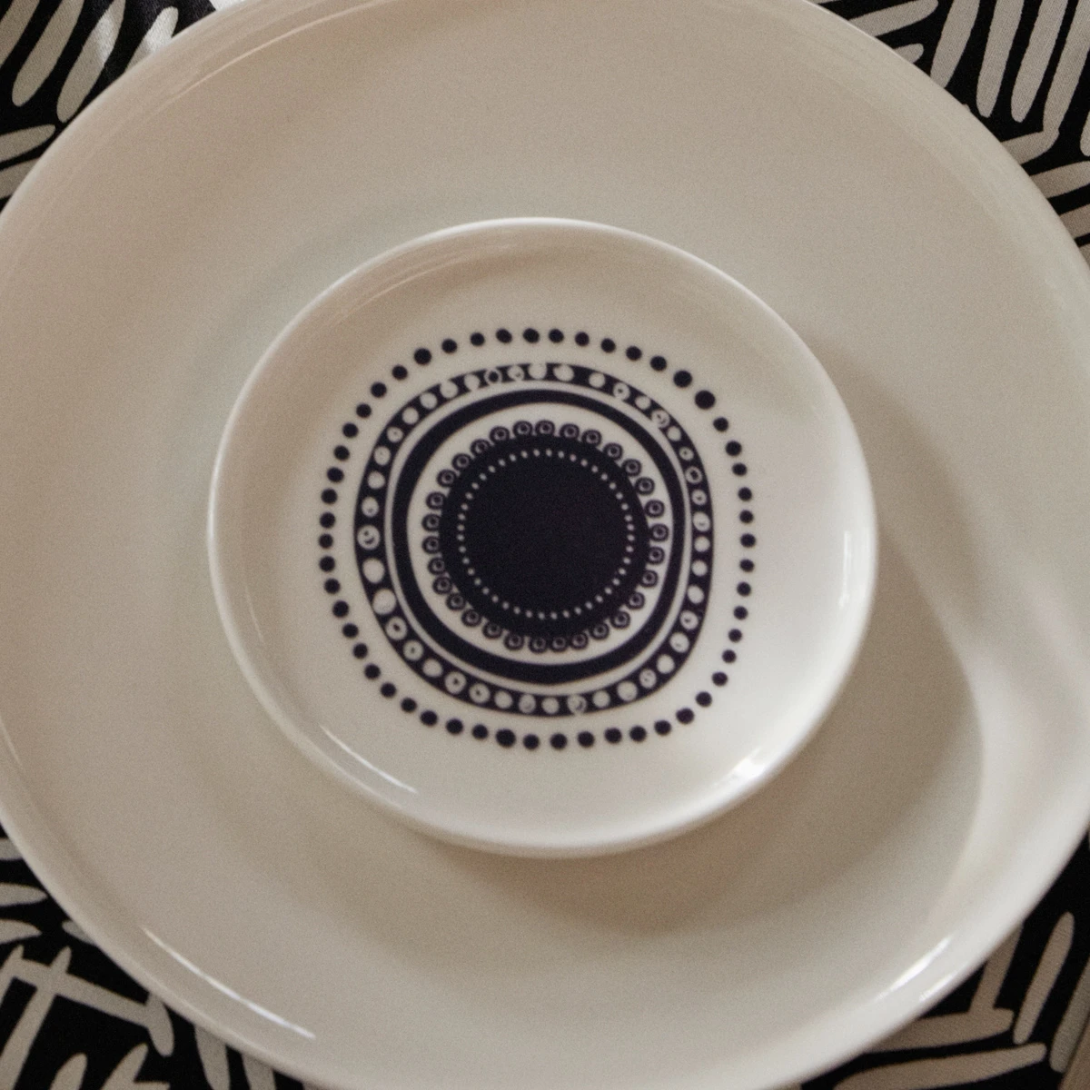 Artful Dining -Artful Dining marimekko svaale white plum snack plate 72