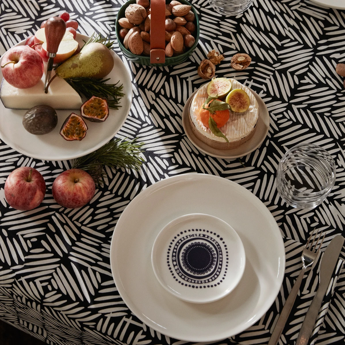 Artful Dining -Artful Dining marimekko svaale white plum snack plate 74