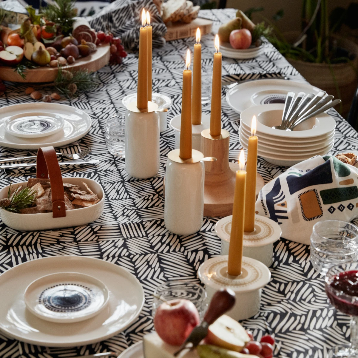 Artful Dining -Artful Dining marimekko svaale white plum snack plate 76