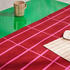 Artful Dining -Artful Dining marimekko tiiliskivi red pink tablecloth 45